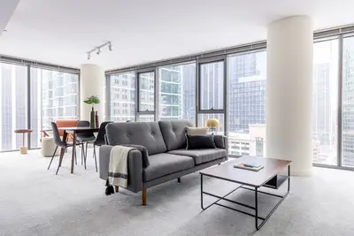 Image de Airy Loop 2br w/ Pool, Gym, nr. Financial District & the L, by Blueground