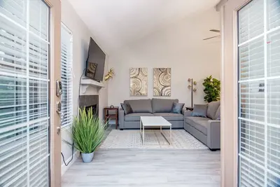 Image de Walk to Cubs stadium! Centrally Located Cozy Modern Condo