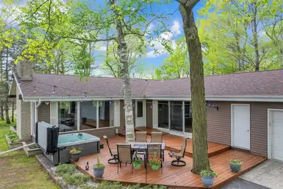 Image de Beautiful private home hidden in the woods. Can sleep 11 guests