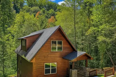 Image de Twisted Pines | Pet Friendly Cabin w/Hot Tub, Game Room + Fire Pit Fun!