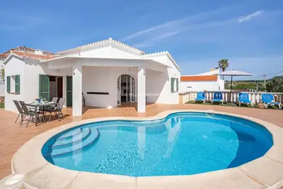 Modern villa with private pool, Ac, Wifi, sleeps 6, 10 min to beach and centre