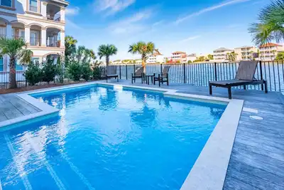 Image de Lake Views ~ Private Pool ~ Outdoor Lounge Area