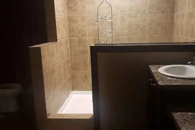 Image de Safe area minutes from, restaurants, mall, Walmart