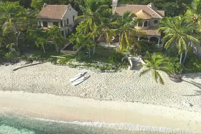 Image de Luxurious 4 Br Beachfront Villa in Lower Peter Bay