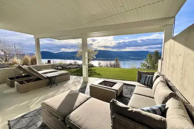 Image de Hillside Cottage With Panoramic Lake View!