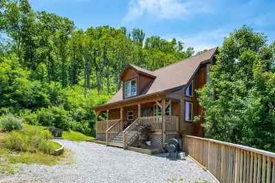Walnut Ridge Cabin. Hot tub, pool table. Only minutes from downtown Gatlinburg!