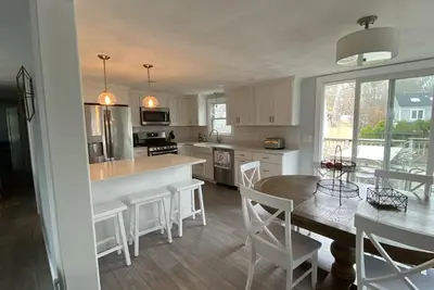 Image de Popponesset modern beach house 6 minute walk to private beach (plenty of beds)!