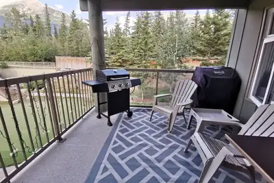 Image de ❤ New Reno Mnt View 1br, Parking, Private Balcony, 2 Queens and Sofabed, Ac