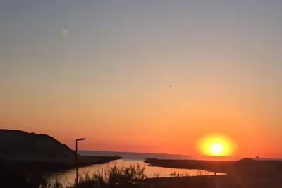 Image de A  50 mètres de la plage océane et du lac marin.