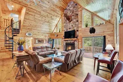 Image de Log Cabin 2 acre borders Lehigh River & Trail- Gameroom, 2 Bars, Fire Pit, decks