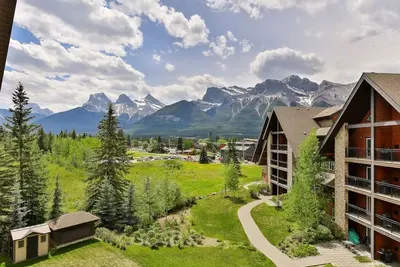Image de Luxury 2-Level Penthouse in Canmore – Stunning Mountain Views & Private Hot Tub