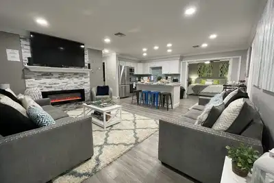 Image de Show Stopper! Heated Pool, Updated Home 2 Miles To Beach! ! 3 King Beds! 4bd 2ba