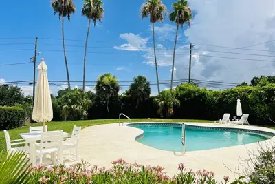 Image de 5 bedroom retreat, complete with a pool, is minutes away from Indian Rocks Beach