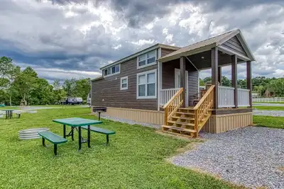 Image de Fawn Cottage is a Tiny Home in Wears Valley!