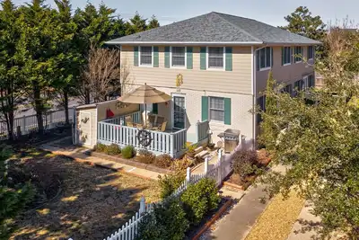 Image de Beach Escape - 2 minute walk to the Beach!