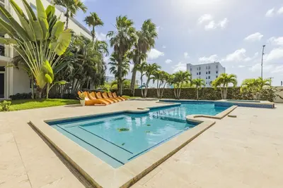 Image de 4br 3ba w/ pool Sleeps 10 @ 200m from Eagle Beach!