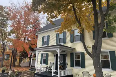 Image de Dog-friendly home, Walk to town, Xc Skiing, Biking -Hot Tub, sleeps 14