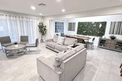 Image de ☀️4 Br Villa - Heated Pool/Spa Walk to Disneyland