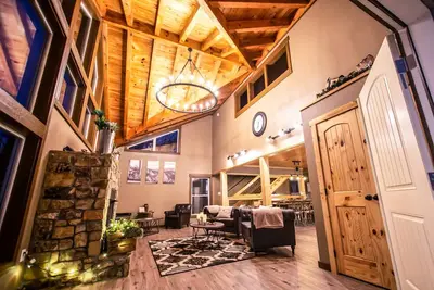 Gorgeous Luxury Cabin! 360 Views, Fire Pit, Theater Room - Prime Location!