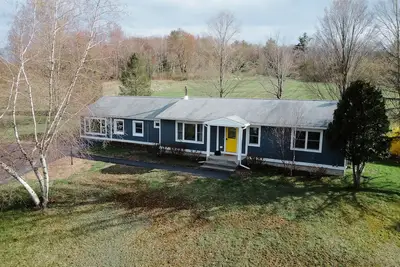 Image de Newly Renovated \"Yellow Door Ranch\" on 7 acres sleeps 10
