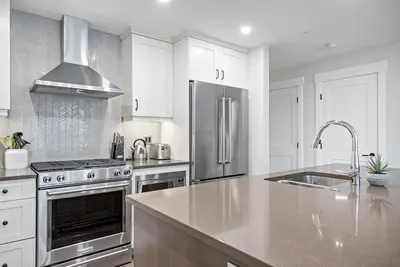 Image de Luxury 1 Bedroom + Den Spring Creek Condo