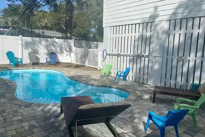 Image de Newly Renovated Home with New Heated Pool and Spa, 3 Minute Walk to the Beach