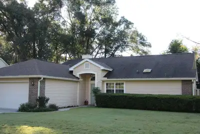 Image de Daytona Beach (Deland: 20 miles) home in gated community with lovely details