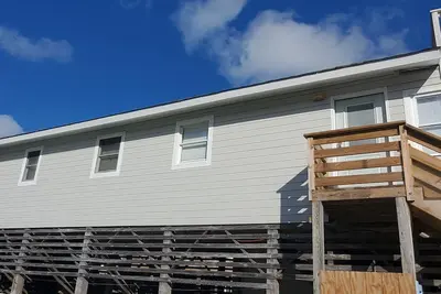 Image de Steps to the Beach Pet friendlyHouse. Pool & hot tub! 3 minute walk to beach!