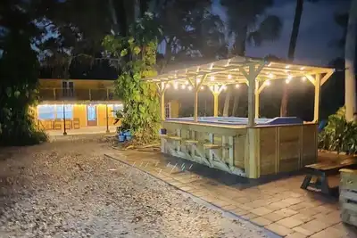 Image de Sleeps 20+, 2 houses, Swim-Spa, hot tub, bachelor and party place