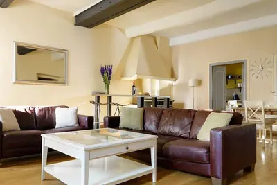 Image de Beautiful spacious 2 bed-roomed apartment in the centre of the old town.
