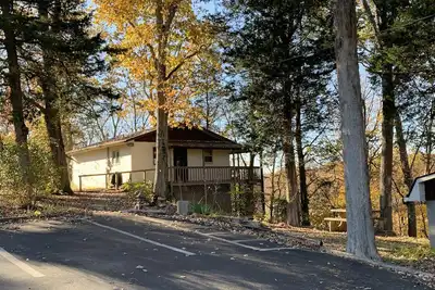 Image de Clean, cozy 2 Br 1 Ba house with deck, lake view, lake access, minutes to Lcrh