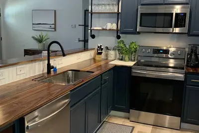 Image de Brand New Industrial Farmhouse- Entire Home