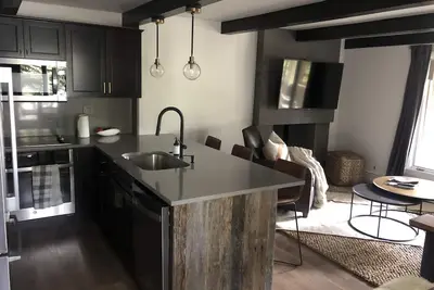 Image de Location, location. Walk to ski runs and restaurants. Designer remodeled retreat