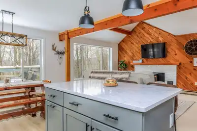 Image de 3 Br Cozy // Modern Cabin in the White Mountains