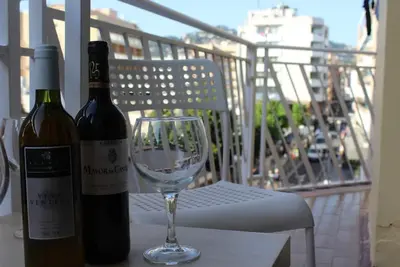 Image de Located in the nightlife city center, next to bars and discos<br>.