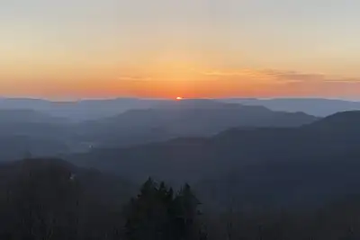 Image de Great family home! ski, snowboard, tube, relax together by the fire or hot tub