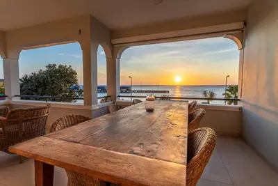 Image de \" The Shore\" ocean front apartment