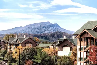 Image de Mountains, Heated Pools, Sauna - Close to Dollywood!