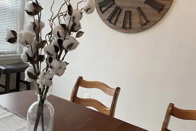 Image de Eat, Shop, Stroll & More! Stay at this Cozy Bungalow in Dubuque!