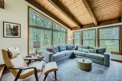 Image de Custom cabin nestled in the trees, quick drive to the slopes!
