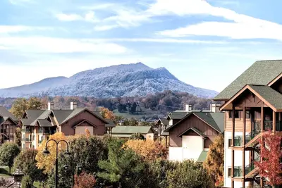 Image de Mountains, Heated Pools, Sauna - Close to Dollywood!