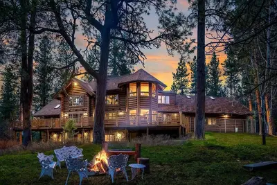 Image de Guest suite attached to log home in the Forest