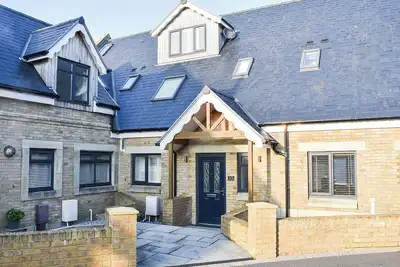 Image de This fantastic conversion is moments away from the beach.