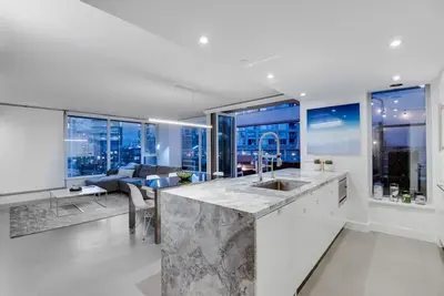 One-of-a-Kind Luxury 3 Bed Penthouse w/ huge Private Patio, Hot tub & Firetable!
