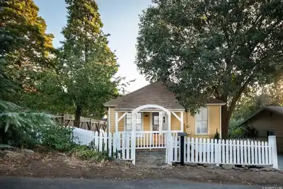 Image de Charming cottage. . A 1 minute walk to Main Street. Shops, Restaurants and more. .