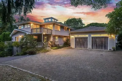 Image de Spacious Home w/ Pool & Ac, 2 ensuite bedrooms, Ev charger, 7-min Walk to Beach