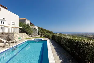 Peaceful Villa with private adults & kids Pool, Ping Pong  & Panoramic Views
