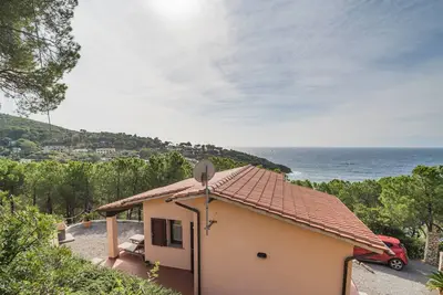 Casa al Mare in a panoramic position on the Gulf of Pareti