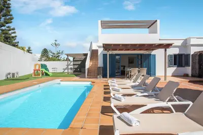 Image de Maison de vacances \"Villa Alegranza\" avec piscine privative, Wi-Fi, A/C, jardin et terrasse