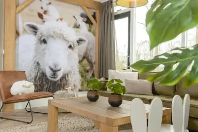 Image de This bungalow has everything you need for a holiday with your baby and children. From a baby room en suite to a treehouse bed for the kids
